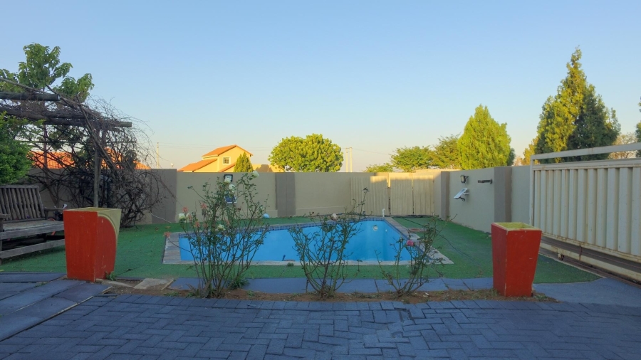 5 Bedroom Property for Sale in Waterkloof East North West
